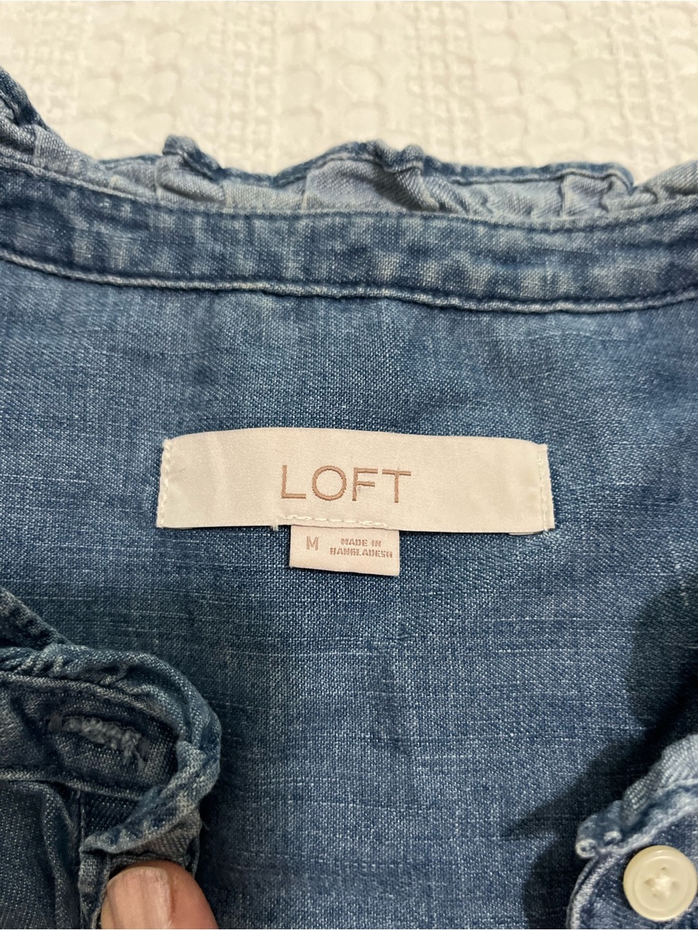 LOFT Denim Chambray Ruffle Trim Flutter Sleeves Top Sz M Boho Western Cottage - Picture 7 of 12